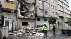 Derribo del edificio afectado por la deflagración de una bombona de butano en Marín