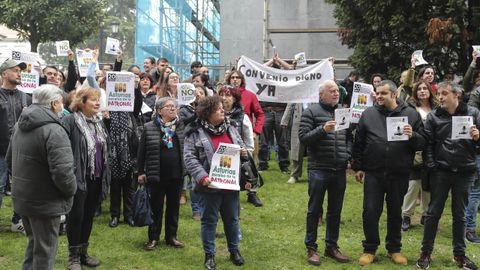 Trabajadores del sector de la hostelería, convocados por Hostelería en Lucha, se concentran este lunes para exigir la firma del convenio colectivo del sector.
