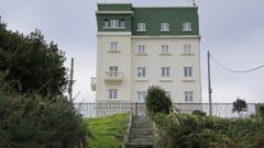 El edificio del Observatorio estrena nueva valla y muro, que delimitan el futuro parque del Agra del Orzán. 