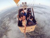 Vegas hizo esta foto con un palo de selfie el pasado junio volando en globo en Turqu�a. <span lang= es-es >oliver vegas</span>