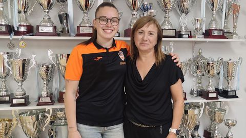 Cris Blanco fue presentada por la tesorera del club burelense, Yolanda Álvarez Carro.