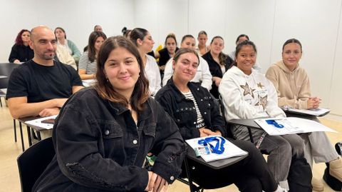 Parte de los alumnos que ayer comenzaron sus prcticas de TCAE en el CHUO.