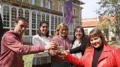 Ivn Cernadas, Merce Pereira, Laura Vzquez, Isabel Rial y Carolina Martnez, con caas