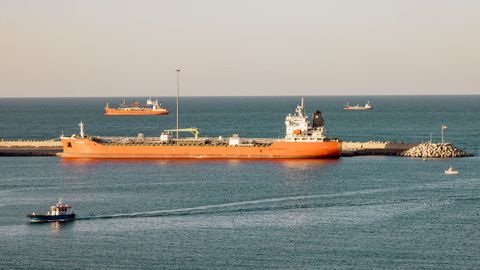 Un barco carguero espera atracado en un muelle de Mascate, la capital de Om�n, por el cierre en Ormuz. 