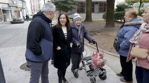 La alcaldesa, In�s Rey, charla con vecinos de la Sagrada Familia durante su visita al barrio