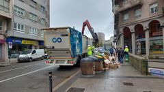 Recogida de basura en la avenida de Oza en una foto de archivo. 