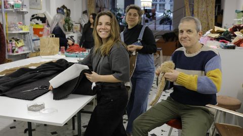 Marta, In�s y Javier en las clases de costura As Margaridas, en A Coru�a