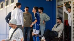 Adri Fern�ndez, del juvenil A, charlando con Lucas, Oier Luengo, Camarasa, Colombatto, Silvino y Carlos Fueyo (fisio)