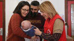 M�nica Devesa con una familia de acogida en una foto de archivo