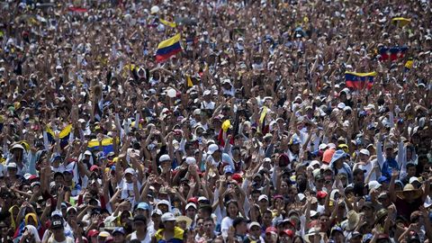 Vista del p�blico asistente al concierto celebrado en el puente fronterizo de Tienditas, en C�cuta (Colombia)