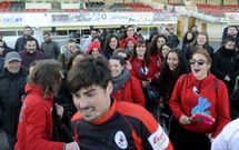 Numerosos aficionados acudieron a apoyar a la plantilla y les felicitaron al concluir el choque.