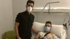 Traumat�logo Adri�n Gallego con piloto de enduro Marc Sans.