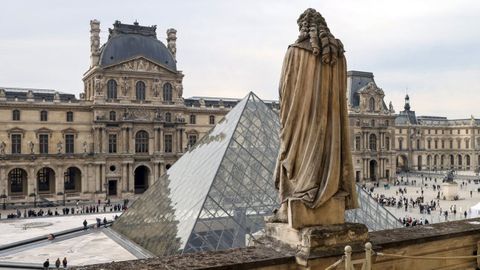 Una vista exterior del Museo del Louvre