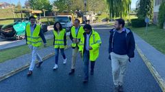 El delegado de la Xunta, a la izquierda, en su visita a las obras en el entorno del hospital