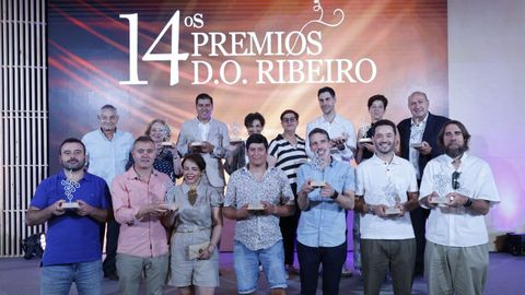 Foto de familia de los premiados en la gala nmero 14 de los premios de la D. O. Ribeiro, que se desarroll en Arrabaldo