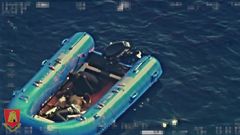 Las Fuerzas Armadas de Malta difundieron las im�genes del rescate de la lancha neumatica con un superviviente y un cadaver