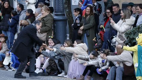 El alcalde saluda a ni�os sentados en la acera