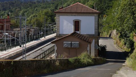 Carretera de Barro de Mi�o a Coles (OU-0503), bajada a la estaci�n del tren.