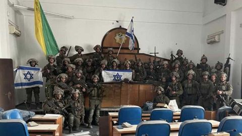 Un grupo de soldados israeles posa en la sede del Gobierno de Hams, en la Ciudad de Gaza.