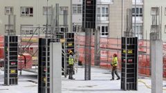 Operarios trabajando en la construcci�n de un edificio de viviendas en Lugo.