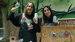 Aldara y Sandra, con los adornos de Navidad y las velas que se hicieron en los �ltimos talleres que organizaron con Gaia Eventos
