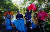 Voluntarios en una reciente batida de limpieza en el Furelos.