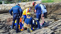 Rescate de una mujer que se cay� en una zona de rocas en punta Vica�o, en Sanxenxo