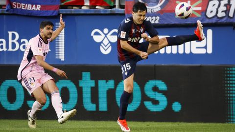 El defensa del Eibar �lvaro Tejero (d9 juega un bal�n ante Carlos Pomares, del Oviedo, durante el partido de vuelta de la semifinal de ascenso a Primera Divisi�n que RD Eibar y Real Oviedo disputan esta mi�rcoles en el estadio de Ipurua