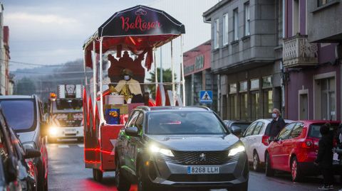 Ilusionante espera y recorrido de los Reyes por Carballo