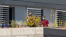 Gente con mascarillas en el balc�n del hospital de La Gomera