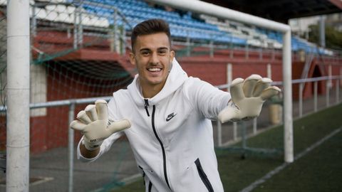 Pampn, con unos guantes de su hermano Kike, que fue portero: Me dijo que ya llevaba ms partidos en Segunda B bajo palos que l