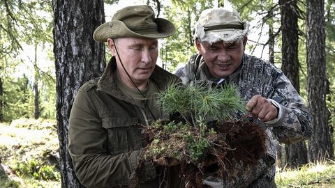 Admirando la vegetaci�n de la zona junto al ministro de Defensa Serguei Shoigu en la reserva natural de Sayano-Shushensky