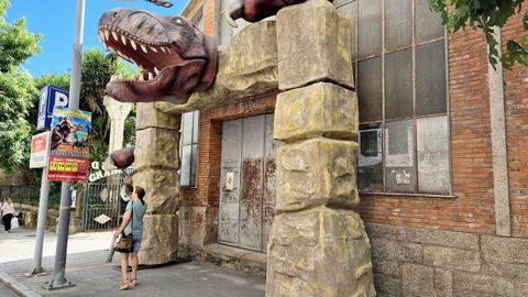 La entrada de la exposicin Dinosauria Experience, en Ponteareas.