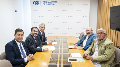 Representantes de Uni&oacute;ns Agrarias con diputados del PP