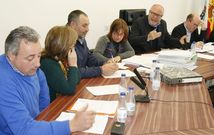 El alcalde reprende la actitud del portavoz del PP, Juan Carlos Amado, durante la sesi�n de ayer. 