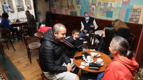 Primer da sin mascarilla en una cafetera de Santiago