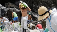 Imagen de archivo. Voluntarios en tareas de limpieza del fuel del �Oleg Naydenov� en una playa de Mog�n. 