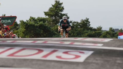 La llegada del ganador de la etapa de La Vuelta, Pablo Castrillo (Kern Pharma) a la estacin de Manzaneda.