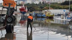 Zona anegada en el puerto de Burela, donde el agua entr� tambi�n en algunos bajos