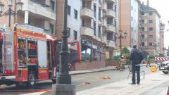 Bomberos intervienen ante la rotura de una tuber�a de gas en Oviedo