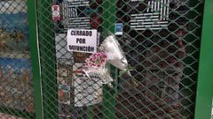 Puerta de entrada de la Librer�a Conde de Celanova, cerrada por la defunci�n de su fundador, Luis Conde.