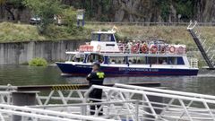 Viajeros en uno de los catamaranes de la Diputaci�n lucense que cubren las rutas fluviales del ca��n del Sil, uno de los principales atractivos tur�sticos de la Ribeira Sacra