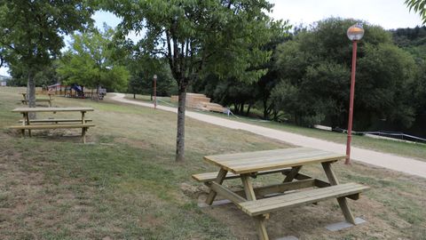 Las mesas, con los m�dulos del pantal�n de fondo