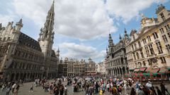 Visitantes en la Grand Place de Bruselas