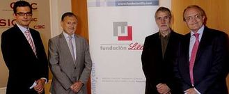 Casanueva, segundo por la izquierda, con representantes de Lilly y el tambi�n premiado Xavier Bosch.