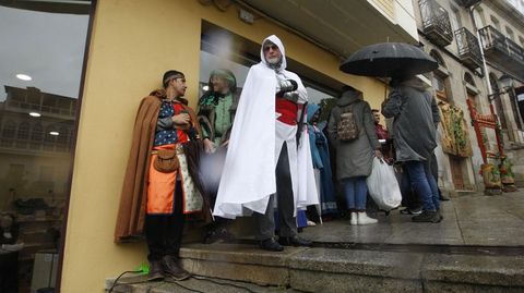 P�blico a cubierto de la lluvia en los primeros momentos de este s�bado, en el arranque de la 21 Feira Medieval de Monforte