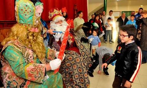 Melchor, Gaspar y Baltasar en A Cabana, antes de recorrer el resto de la zona rural.