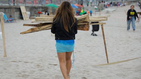 Una muchacha con madera en Riazor