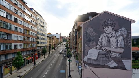La gallega Lidia Cao ha dedicado su mural del n�mero 51 de Tenderina Alta a la escritora ovetense Dolores Medio