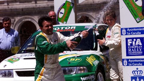 Castrill&oacute;n festejando su tercer puesto en el Rali de Mar&iacute;a Pita en el 2001. 